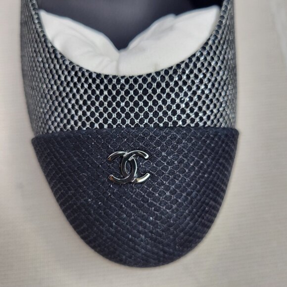 Chanel Pumps Sz 7.5 Dark Silver Black Logo Cap Toe Stiletto Heels Leather Fabric - Picture 13 of 14